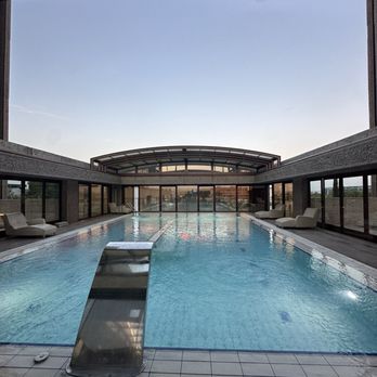 Hilton Madrid Airport - Lovely gym and pool with retractable roof - Hotels Near Me - Madrid, M Hilton Madrid Airport - Lovely gym and pool with retractable roof - Hotels Near Me - Madrid, M