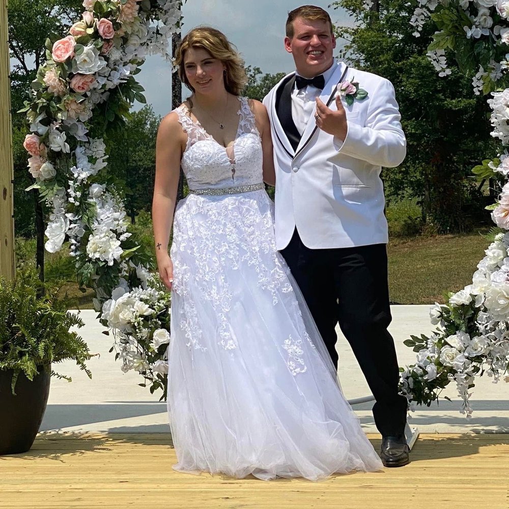 Suttle Ridge at DeGray - Flower ring - Venues & Event Spaces Near Me - Arkadelphia, Arkansas