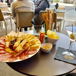 Sabot - Complimentary munchies!