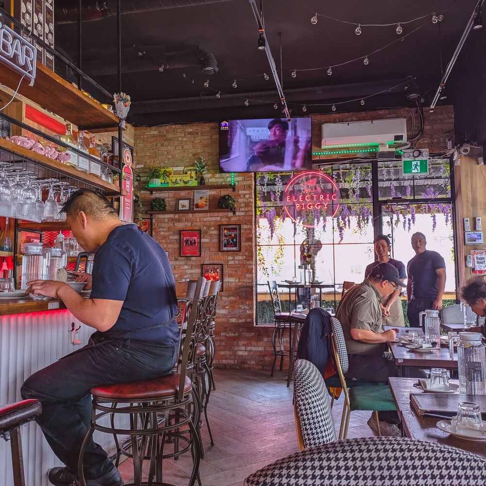Electric Piggy BBQ - Inside - Barbeque Near Me - Markham, Ontario