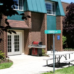 Lorien Columbia - Lorien Columbia residents and staff have access to an outdoor courtyard to enjoy activities and nice weather.