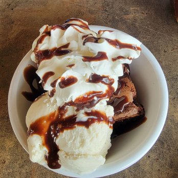 Watering Hole - Brownie sundae - American Near Me - Escondido, California