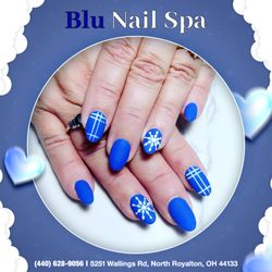 Blu Nail Spa - Embrace the essence of winter with this look - cold blue hues and delicate snowflakes. No design is more suitable for the season!