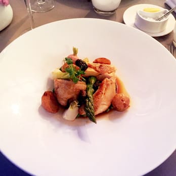 Monsieur Jean - Le suprême de volaille fermière, légumes de saison et jus parfumé à l'estragon. - French Near Me - Lille, 59 Monsieur Jean - Le suprême de volaille fermière, légumes de saison et jus parfumé à l'estragon. - French Near Me - Lille, 59