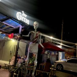 Mereketengue - Seasonal skelly out front
