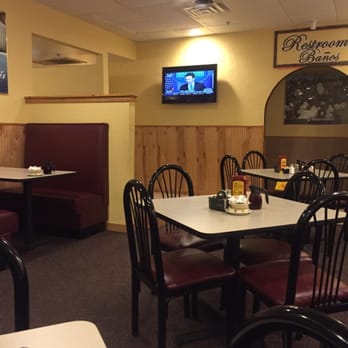 Araceli 's - Tabs on news, country music on the speakers! - Mexican Near Me - Altus, Oklahoma