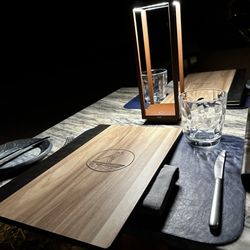 'ULU - Table and menu