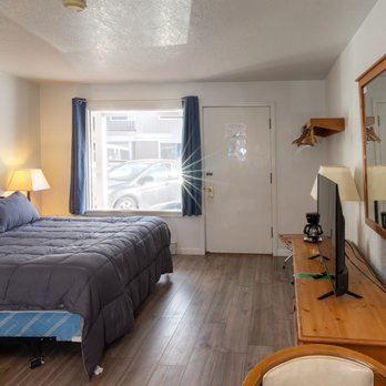 Siesta Motel - New flooring example (2022) - Hotels & Travel Near Me - Colfax, Washington Siesta Motel - New flooring example (2022) - Hotels & Travel Near Me - Colfax, Washington