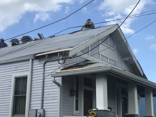 Strong Oak Roofing & Restoration Logo