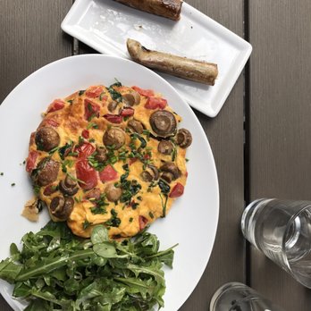 Chipps - Omelet with mushrooms and spinach, side of vegetarian sausage - International Near Me - Berlin, BE