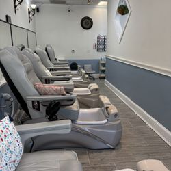 Color Me Nail Spa - Pedicure stations