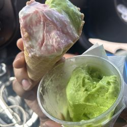 La Reina Por Su Sabor - Cream Cheese and pistachio ice cream.