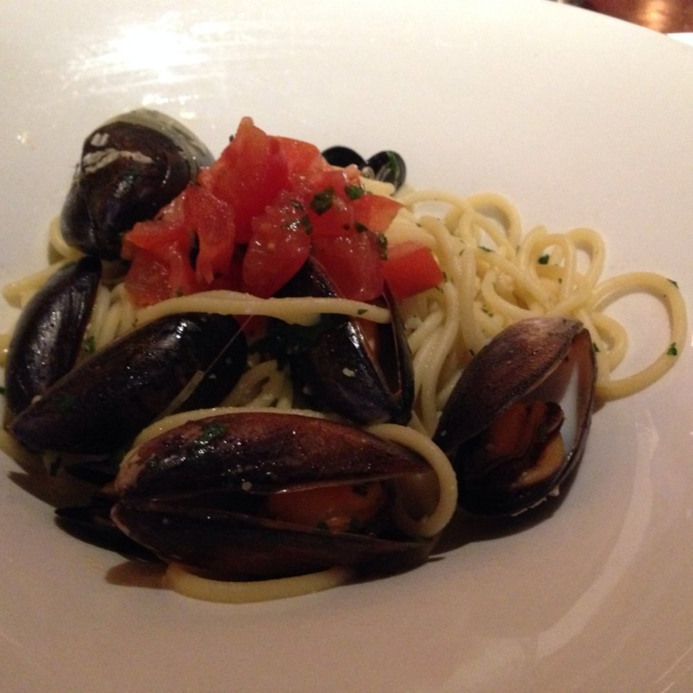 Gusto - Spaghetti with muscles in wine sauce - Italian Near Me - Manchester, XGM