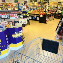 Giant Food - The Entrance of Giant