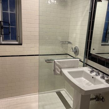 Graduate by Hilton Evanston - Shower - Hotels Near Me - Evanston, Illinois Graduate by Hilton Evanston - Shower - Hotels Near Me - Evanston, Illinois