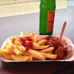 p und c - Das Gedeck: Currywurst, Pommes mit Tomatenketchup und Softgetränk 7,20€