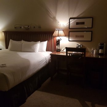 Harbour House - King size bed and desk - Hotels Near Me - Niagara-on-the-Lake, Ontario