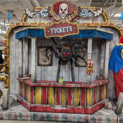 Spirit Halloween - Animatronic displays