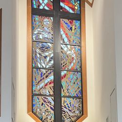 Crown of Glory Lutheran Wels - Beautiful stained glass cross
