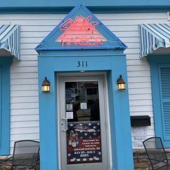 Snug Harbor - Adorable front entrance - American Near Me - Grand Haven, Michigan