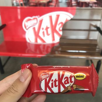 Musée Nest - Kit Kat bench with a free Kit Kat. - Museums Near Me - Vevey, VD
