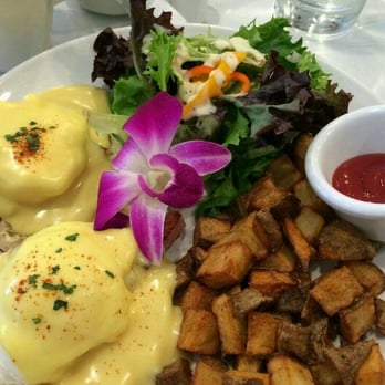 Aloha Kitchen - Egg Benedict with ham - Breakfast & Brunch Near Me - Honolulu, Hawaii