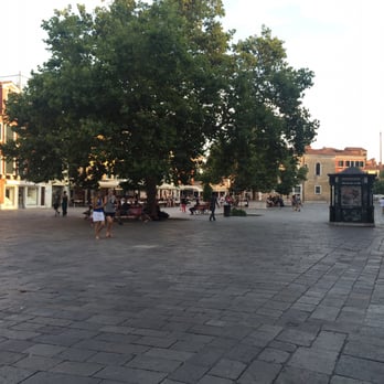 Pizza al Volo - The little yard - Pizza Near Me - Venezia, VE Pizza al Volo - The little yard - Pizza Near Me - Venezia, VE