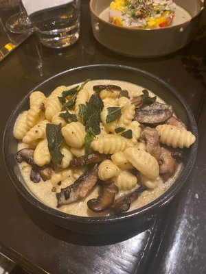 8100 Mountainside Bar & Grill by null