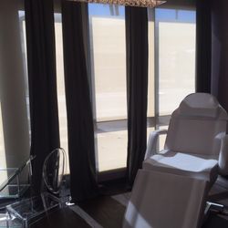 The treatment room is beautiful, the lighting adds glam and the grey and purple tones relax you. I felt very comfortable.