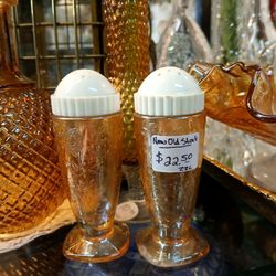 Village Antiques Mall - Vintage Salt & Pepper set