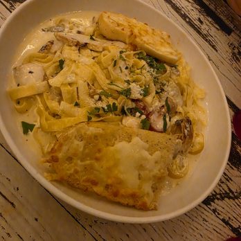 Tardino Brother's - Fettuccine Alfredo with garlic toast. - Pizza Near Me - Pasadena, California Tardino Brother's - Fettuccine Alfredo with garlic toast. - Pizza Near Me - Pasadena, California