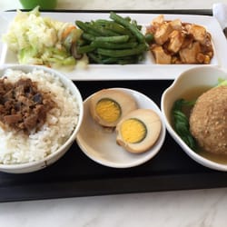 Tree Cafe - 红烧狮子头饭 加卤蛋 小菜是送的 好吃！