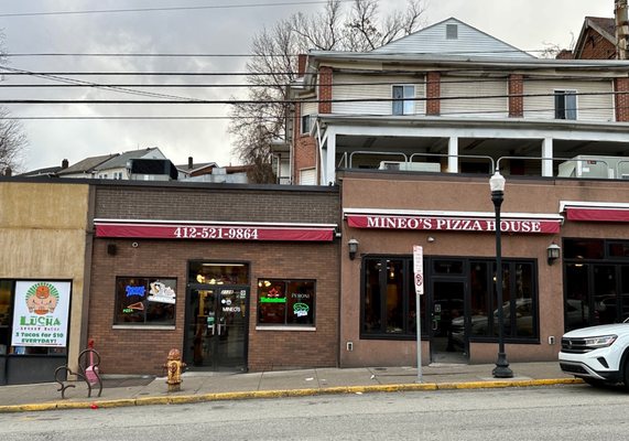 Mineo's Pizza House by null