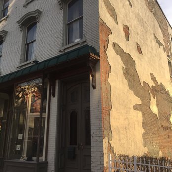 The Hudson Milliner - The charming exterior of the Hudson Milliner - Guest Houses Near Me - Hudson, New York
