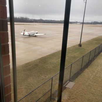 Pilot Pete's - Where I sat next to seeing airplanes before it rained - American Near Me - Schaumburg, Illinois