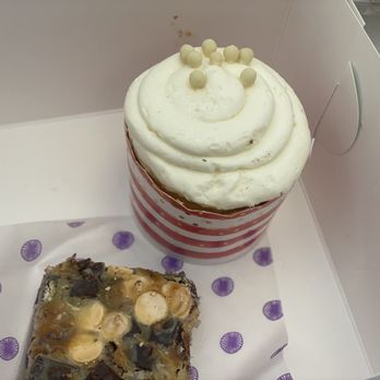 Dessert Gallery - Monkey Bar and French Vanilla Cup Cake - Desserts Near Me - Houston, Texas Dessert Gallery - Monkey Bar and French Vanilla Cup Cake - Desserts Near Me - Houston, Texas