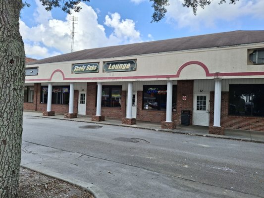 Shady Oaks Lounge & Package