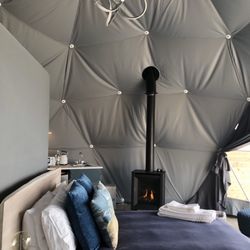 Wildpod - The fireplace to keep you warm. Modern light fixtures. Nice decor.