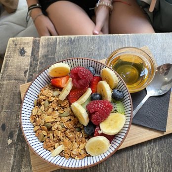 Hanso Café - Breaking bowl - Coffee & Tea Near Me - Madrid, M Hanso Café - Breaking bowl - Coffee & Tea Near Me - Madrid, M