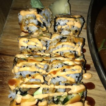 Earls Kitchen + Bar - Dynamite Roll - New American Near Me - McLean, Virginia