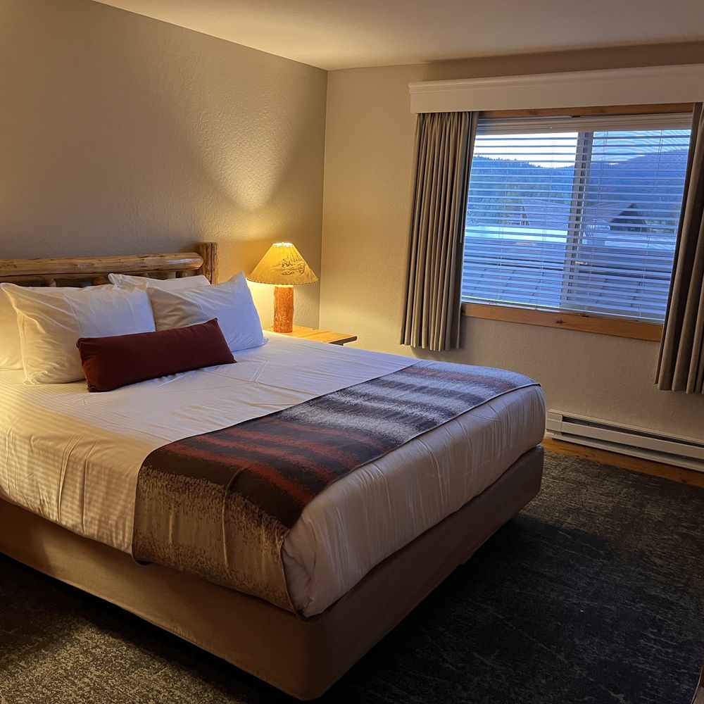 Red Wolf Lodge at Squaw Valley - One bedroom (no air con but has a fan) - Hotels Near Me - Olympic Valley, California Red Wolf Lodge at Squaw Valley - One bedroom (no air con but has a fan) - Hotels Near Me - Olympic Valley, California