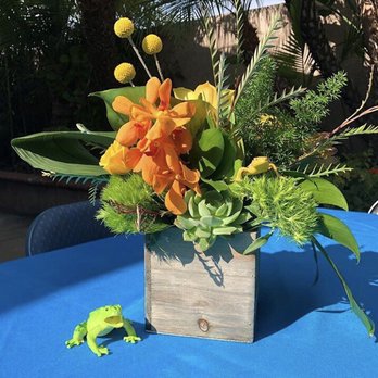 Sarah C. Brown Designs - Table centerpiece - Floral Designers Near Me Sarah C. Brown Designs - Table centerpiece - Floral Designers Near Me