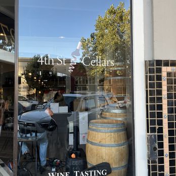 4th Street Cellars - Sidewalk window view. - Wine Tasting Room Near Me - Santa Rosa, California