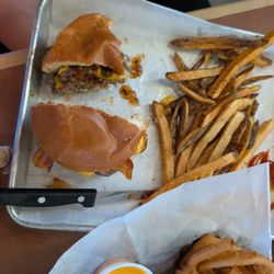 Willy's Bar & Grill - Rings and fries