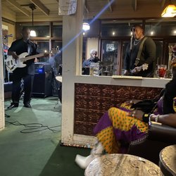 Hennessey's La Jolla - The band setting up.