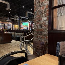 BJ's Restaurant & Brewhouse - Interior