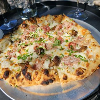 Furioso Vineyards - Love their stone-fire pizzas! - Wine Tasting Room Near Me - Dundee, Oregon