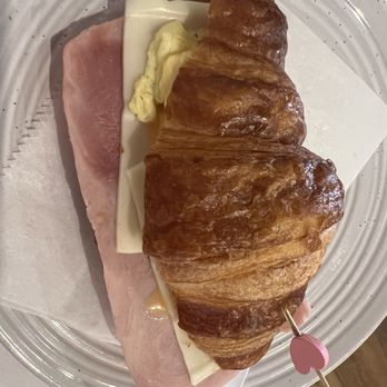 Amor Cafe & Pastry - Bakeries Near Me - Centreville, Virginia
