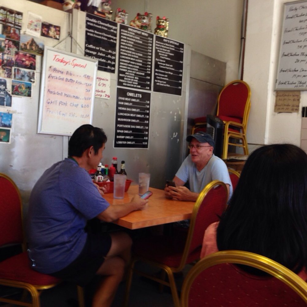 Ray's Café - Amazing who you see here! - American Near Me - Honolulu, Hawaii