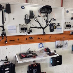 Hurricane Auto Repair - Make keys and change important computers in your car without going to the Dealer for BMW, MERCEDES BENZ, AUDI VOLKSWAGEN.